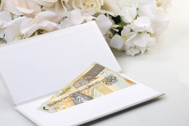 Pudełko na pieniążki białe z kwiatkami