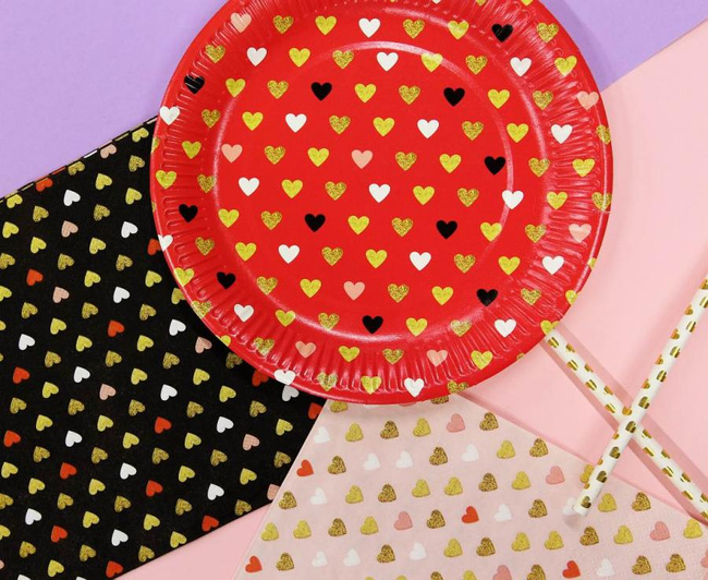 XOXO - Talerzyki 18cm serduszka czerwone 6 sztuk