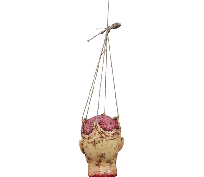 Ucięta głowa potwora na sznurkach