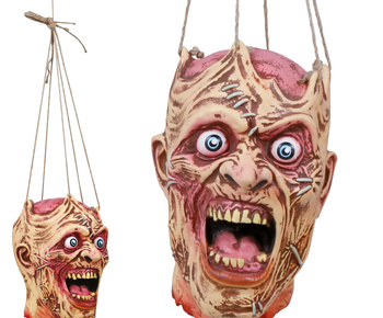 Ucięta głowa potwora na sznurkach